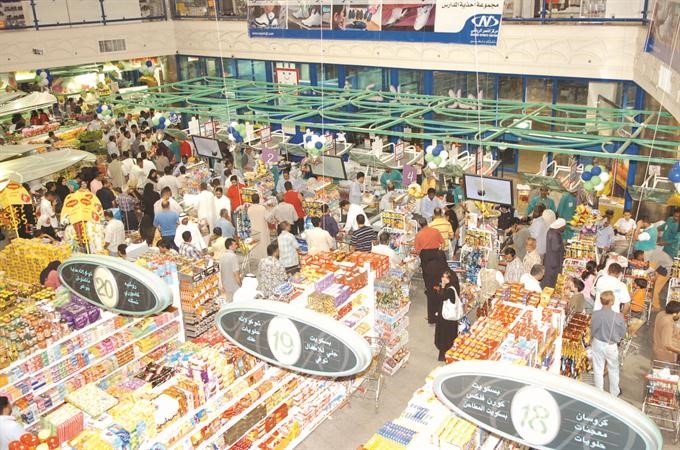 الازدحام في الاسواق من سمات الليالي السابقة لرمضان