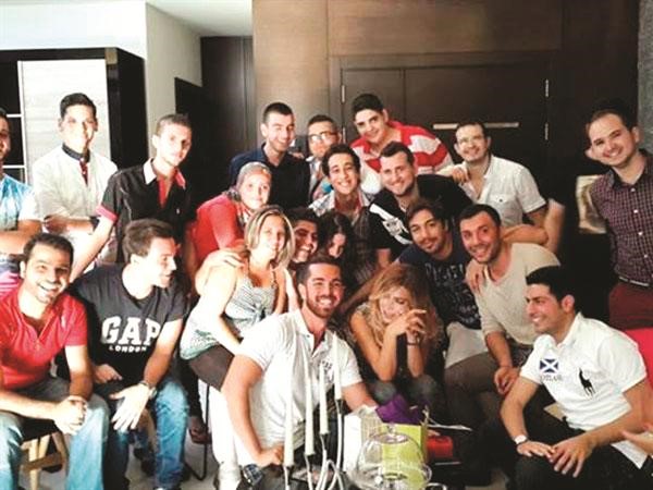 نوال الزغبي مع معجبيها في منزلها﻿