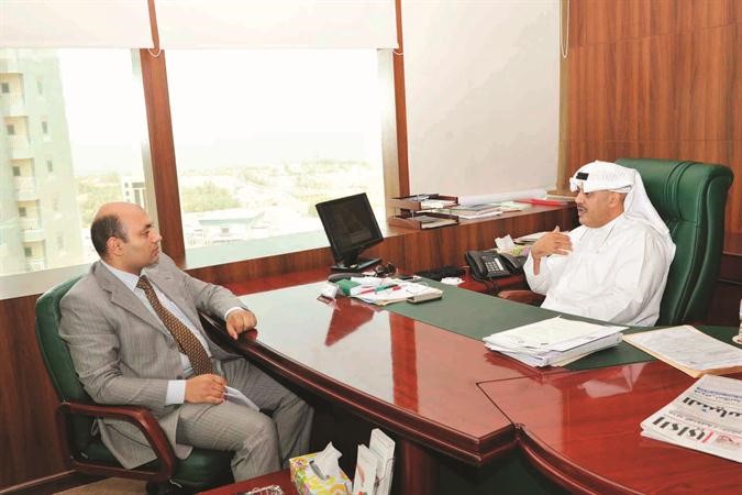 يوسف الحربي متحدثا للزميل احمد يوسف	 هاني عبدالله﻿