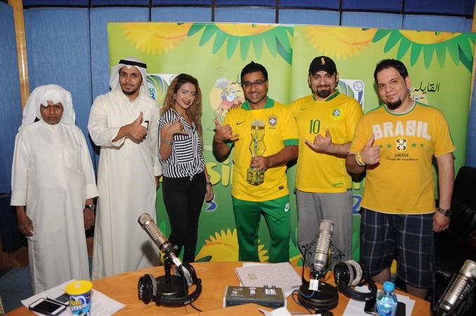 مايك وطاقم القايلة مع درع الانباء