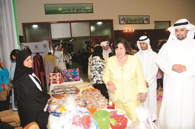 الشيخة ميمونة الصباح خلال جولة في المعرض انور الكندري