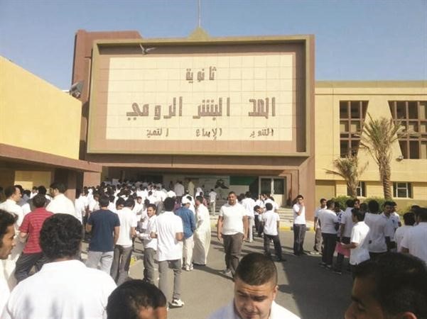 ازدحام الطلبة خارج ثانوية احمد بشر الرومي بعد تشديد الاجراءات﻿