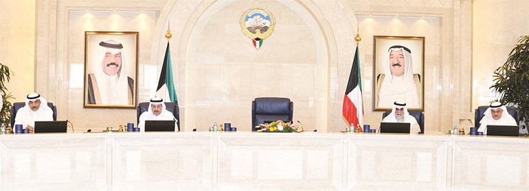 الشيخ احمد الحمود مترئسا جلسة امس ويبدو الشيخ احمد الخالد﻿