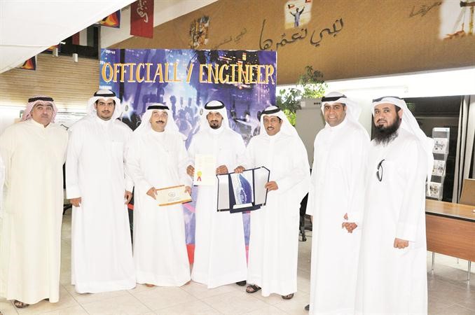 مال الله والعازمي يكرمان الهديب 