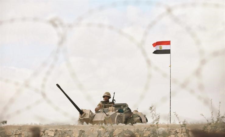 احدى مدرعات الجيش المصري تراقب الحدود مع غزة رويترز