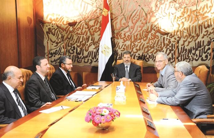  الرئيس مرسي مجتمعا برئيس الحكومة هشام قنديل وعدد من الوزراء امس اپ 