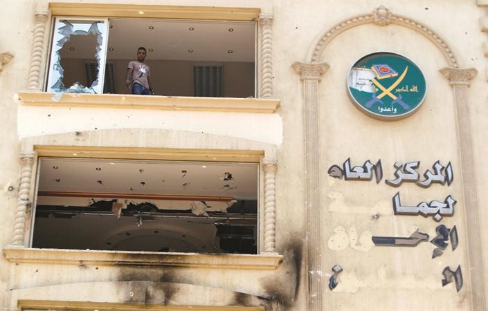 جانب من المركز الرئيسي لجماعة الاخوان في المقطم بعد تعرضه لهجوم من المعارضين رويترز