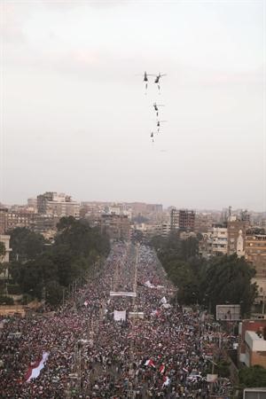 مروحيات الجيش المصري تحلق فوق حشود المتظاهرين في الاتحاديةرويترز