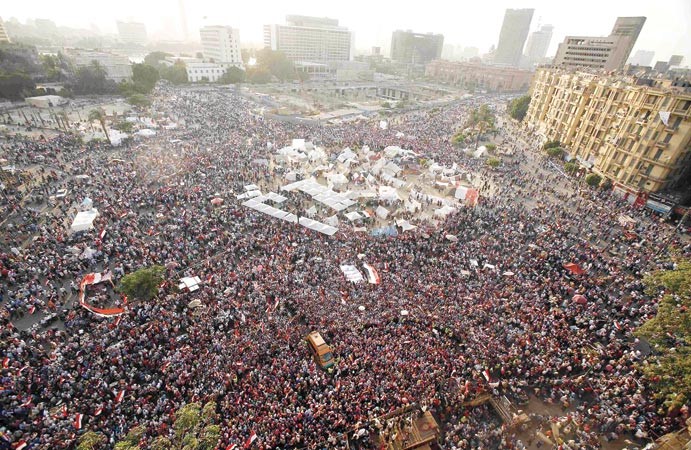 الاف المحتجين المصريين يواصلون مظاهراتهم في ميدان التحرير ضد الرئيس محمد مرسي رويترز