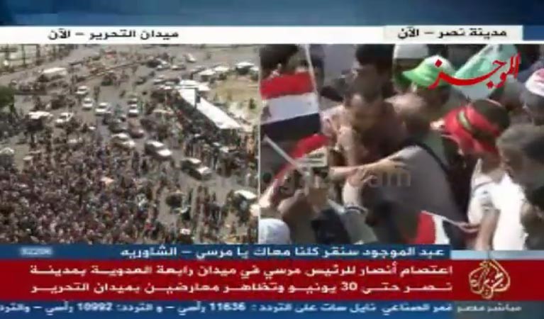 بالفيديو.. مؤيد للرئيس مرسي لمراسل الجزيرة «هات بوسه»!