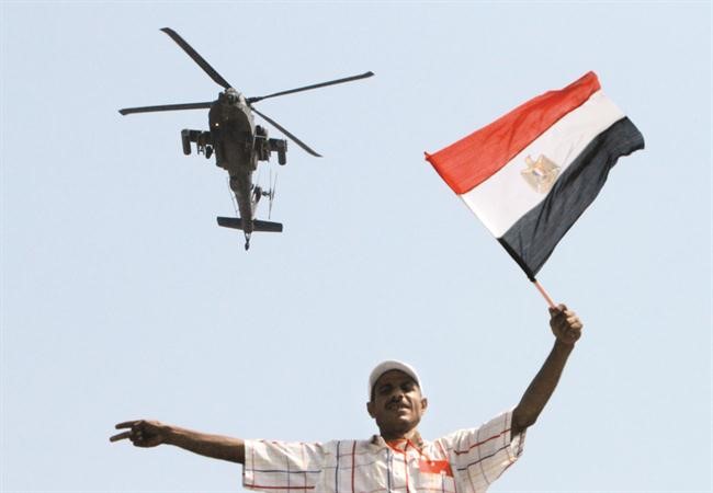 هيليكوبتر تابعة للجيش المصري تحلق قريبا من احد متظاهري التحرير المطالبين برحيل الرئيس مرسي اب 