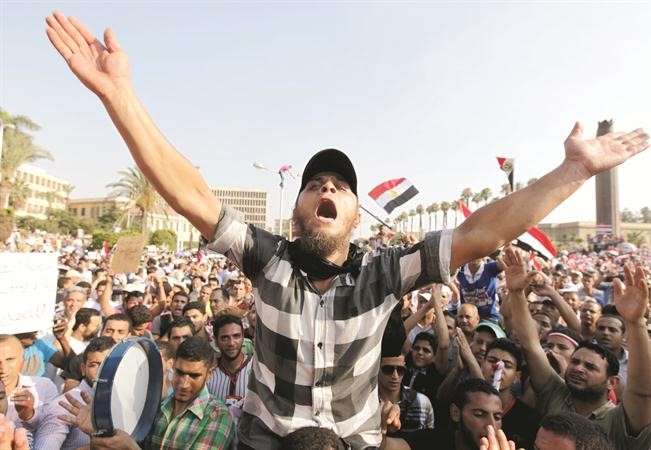 انصار الرئيس محمد مرسي يهتفون تاييدا له في محيط مسجد رابعة العدوية امس رويترز