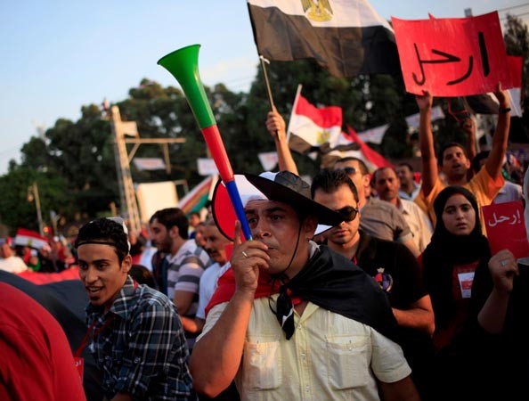 متظاهرون يطالبون برحيل مرسي امام القصر الرئاسي