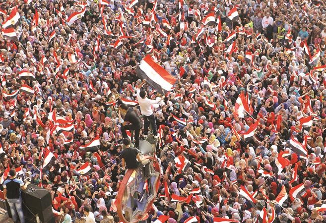 معارضو الرئيس مرسي خلال تظاهراتهم في ميدان التحرير امس افپ