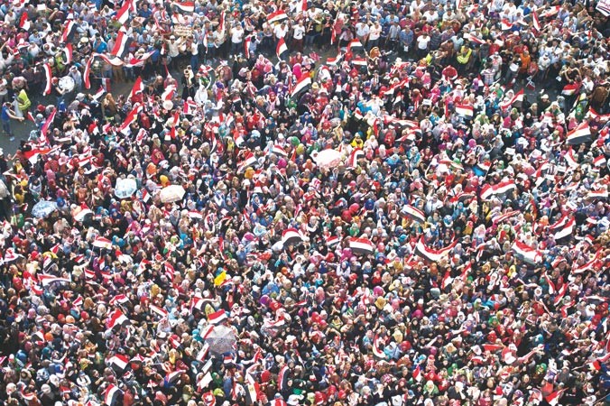 حشود من المصريين يواصلون تظاهرهم لليوم الثالث على التوالي في التحرير ضد حكم الرئيس مرسي امس افپ