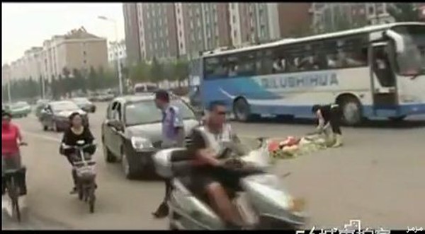 بالفيديو.. بائع خضار يعرض بضاعته في منتصف الطريق بالصين