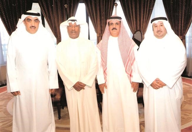  الشيخ علي العبدالله مستقبلا مبارك المعوشرجي وراشد العازمي وعادل الراشد ﻿