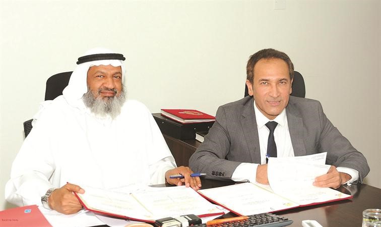اسحاق الجوهر وممثل شركة صالح القلاف يوقعان العقد﻿