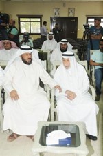 الشيخ د خالد المذكور متقدما الحضور 