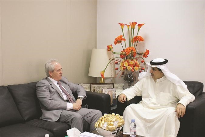 عبدالعزيز الخالدي مع سفير اليونان لدى الكويت 