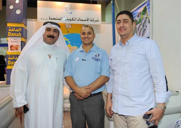 عبدالكريم صبحي في جناح الاسماك الكويتية المتحدة بالمعرض 