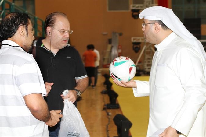 الشيخ طلال المحمد يمسك بكرة الدورة 