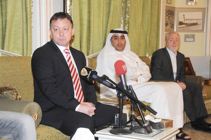 مالك نادي نوتنغهام فواز الحساوي والى جانبه المدرب بيلي ديفيز 	هاني الشمري﻿