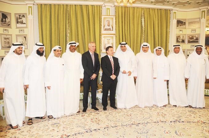 الحساوي وديفيز في ديوان الحساوي بالمسيلة خلال زيارة المدرب الاسكوتلندي الى الكويت ﻿
