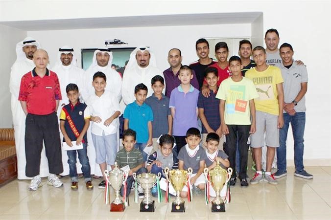 اللاعبون المكرمون مع الجهازين الاداري والفني