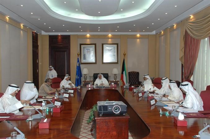 الشيخ احمد الحمود خلال ترؤسه اجتماع مجلس ادارة الجهاز المركزي لمعالجة اوضاع المقيمين بصورة غير قانونية﻿