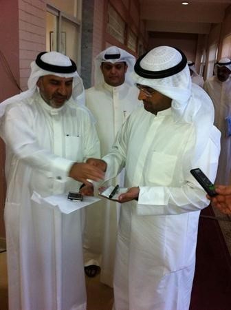 د نايف الحجرف يستعرض مع فهد الغيص احد اجهزة الغش التي ضبطت في الجهراء﻿