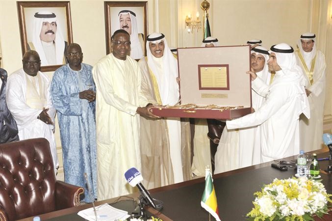 الشيخ صباح الخالد يتبادل الهدايا التذكارية مع وزير الخارجية السنغالي مانكار انجاي﻿