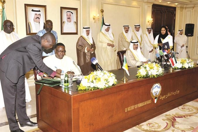 جانب من توقيع الاتفاقية بين الكويت والسنغال ﻿