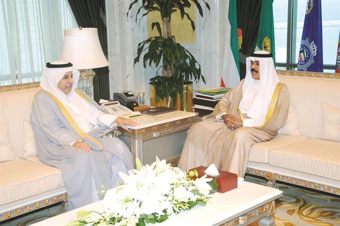 سمو ولي العهد الشيخ نواف الاحمد مستقبلا السفير عبد العزيز الفايز﻿
