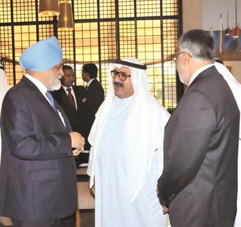 حديث بين الشيخ ناصر صباح الاحمد ومنتيك سينغ اهلو واليا﻿