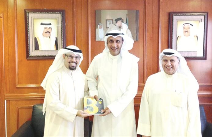 اللواء مفيصل الجزاف يتسلم الكتاب من الشمري