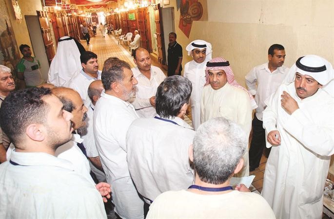 عبدالله العنزي خلال الحملة التفتيشية ﻿