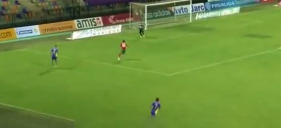 بالفيديو.. لاعب سنغالي يهدر هدفاً محققاً .. و الجمهور ينفجر من الضحك