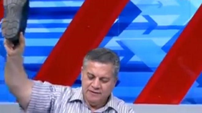 سياسي مصري يستقبل خطاب " مرسي " بالحذاء .. ومحامي يقسم بالطلاق أنه لن يعود لمنزله إلا بعد سقوط الرئيس