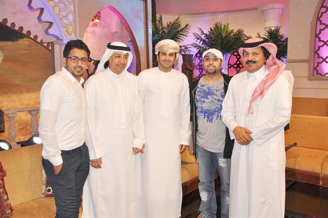 علي عبدالستار مع صلاح الزدجالي وفؤاد عبد الواحد ومقدم الجلسات عبدالله رشاد ومخرجها فيصل يماني 