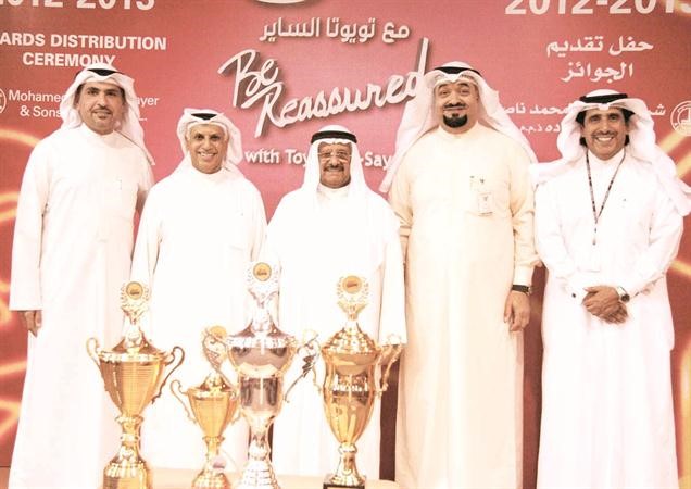 فيصل بدر الساير ومبارك ناصر الساير خلال حفل المجموعة لتكريم الفائزين في بطولة الكويت للطوافات 