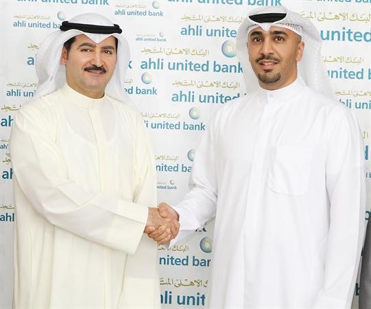 حمد المرزوق يكرم مشاري الجاسم﻿