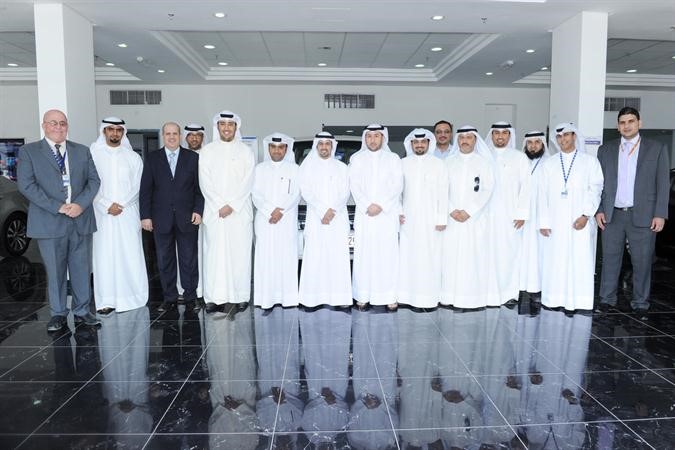  عدد من مديري الشركة وموظفيها يتوسطهم عبدالله العتيبي﻿
