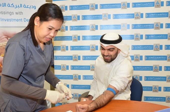 اجراء الفحوصات لاحد موظفي البنك