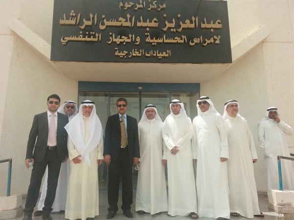 د عادل العصفور ود شجاع العنزي يتوسطان عددا من القائمين على المركز
