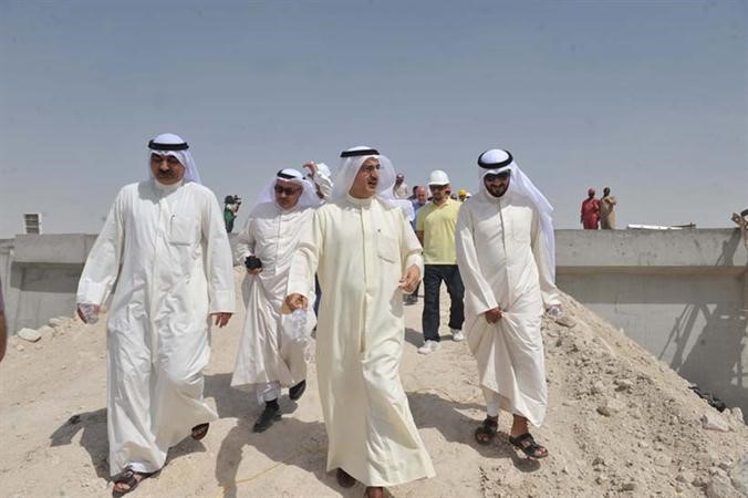 م عبد العزيز الابراهيم خلال جولته في المشروع﻿