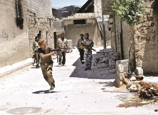صورة وزعها مركز حلب الاعلامي لثوار سوريينيشتبكون مع جنود النظام قرب مطار حلب الدولي	اپ﻿