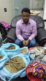 الاسيوي بعد ضبطه في مطار الكويت﻿