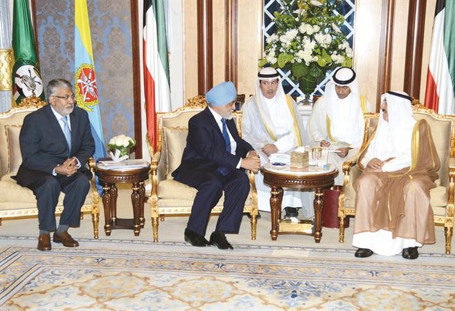 صاحب السمو الامير الشيخ صباح الاحمد مستقبلا نائب رئيس مجلس التخطيط الهندي دمونتيك سنغ اهلووليا 