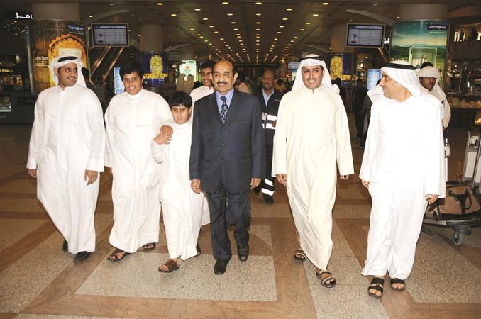 الخرافي متوسطا انور جاسم الخرافي واحمد جاسم الخرافي وبعض احفاده﻿